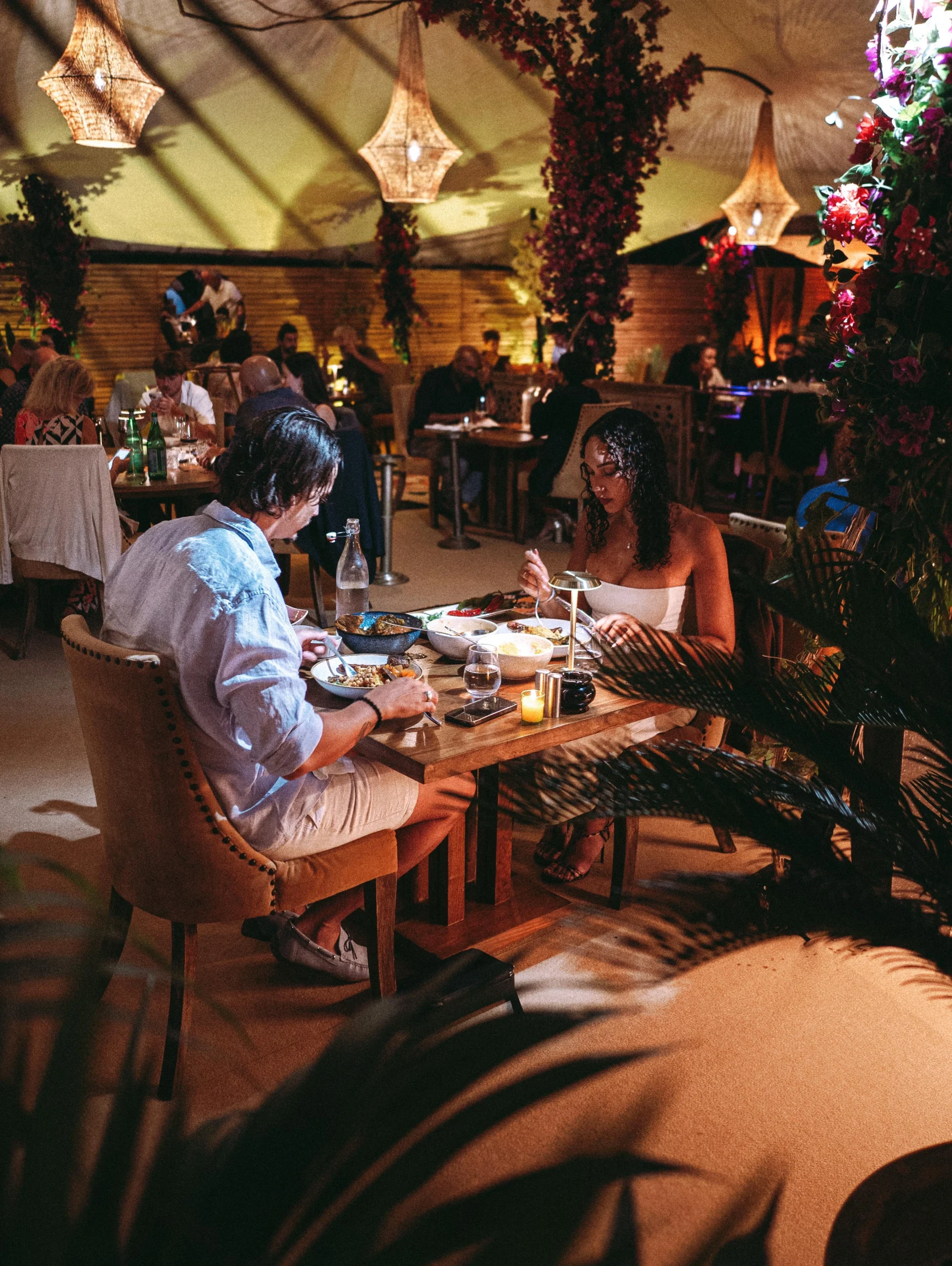Ambiance chaleureuse et conviviale au restaurant La Menthe Douce à Mougins – décor oriental élégant