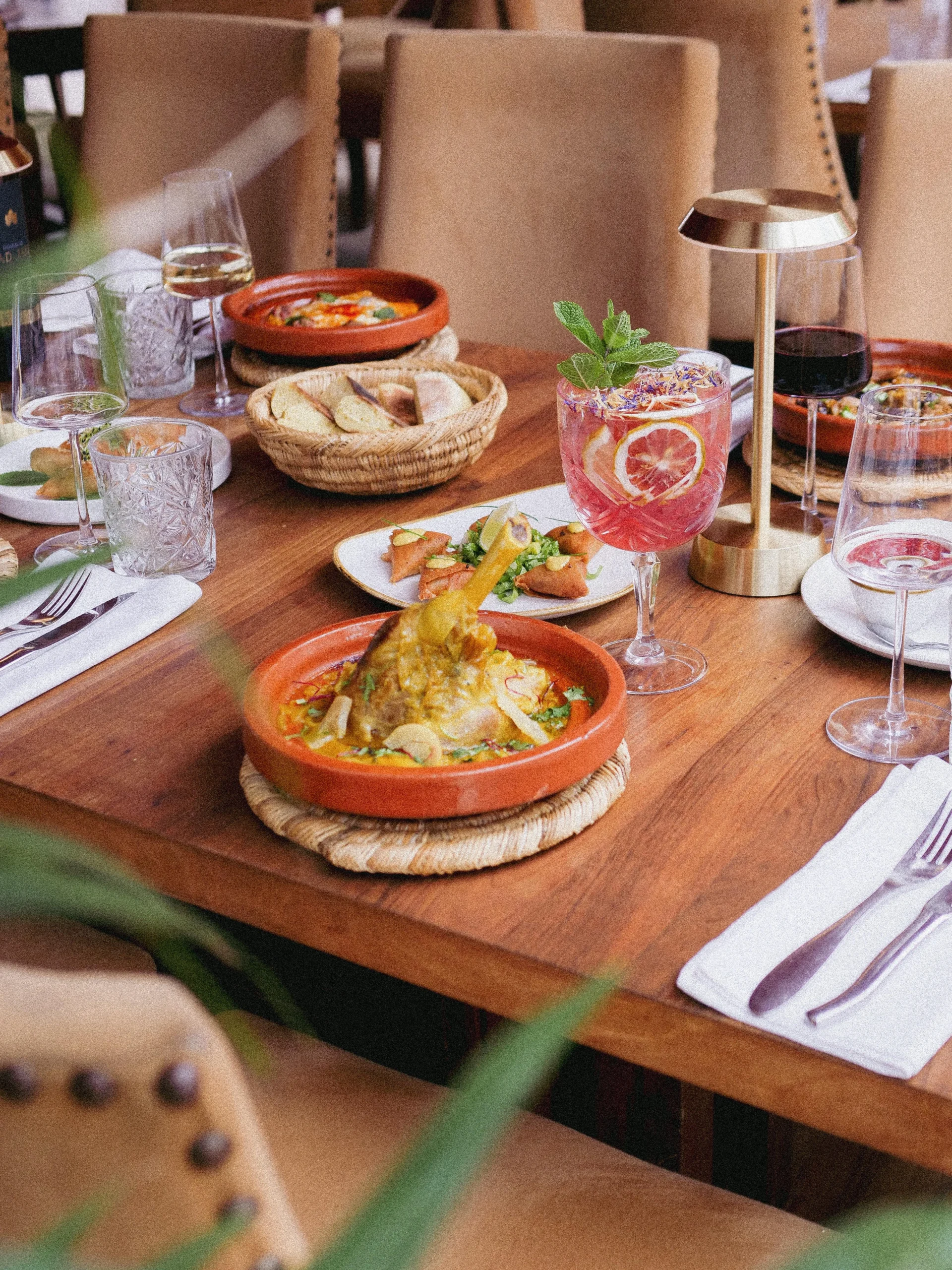 Tajine de jarret d’agneau aux légumes servi au restaurant marocain La Menthe Douce à Mougins