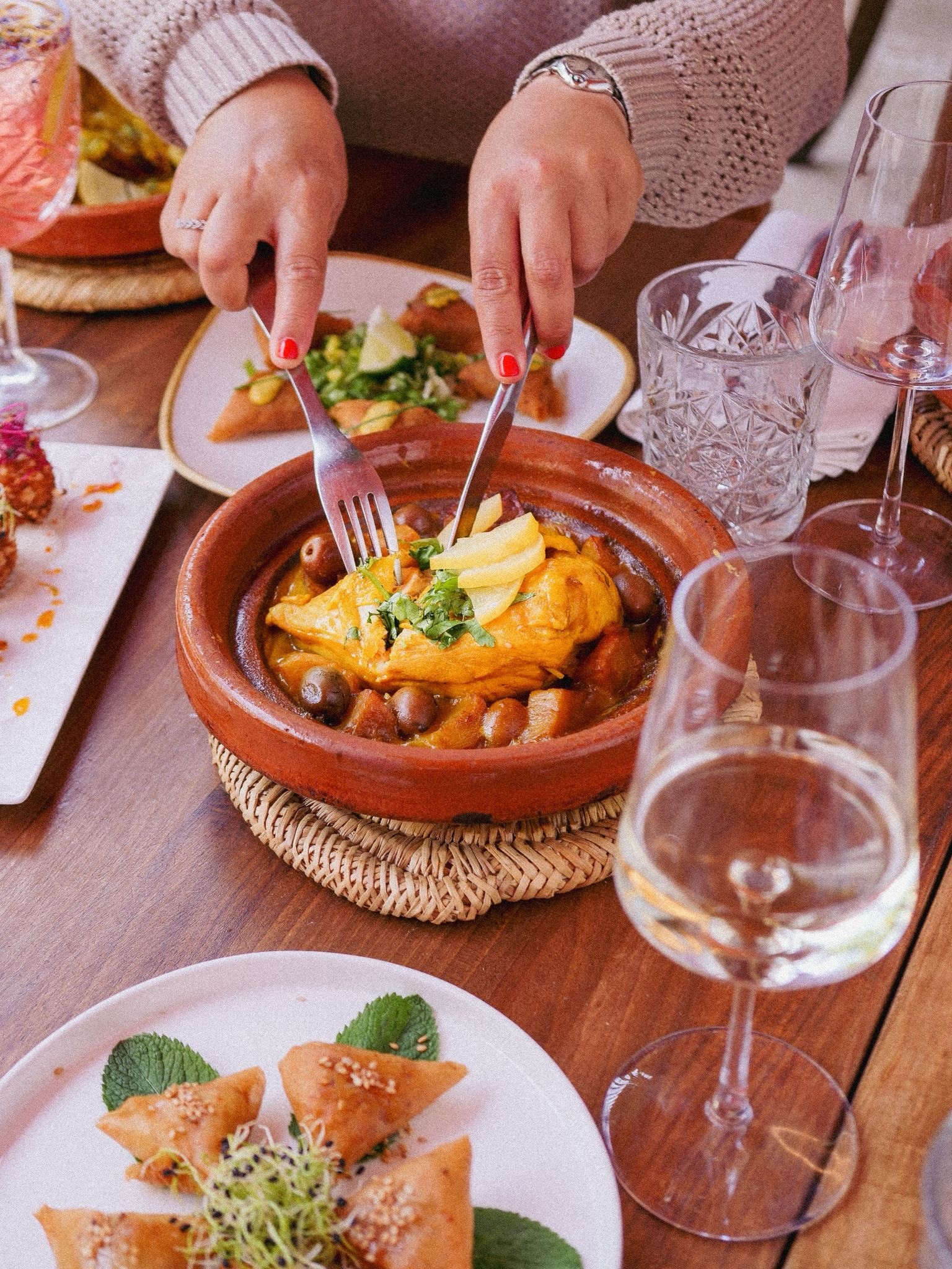 Tajine marocain traditionnel servi au restaurant La Menthe Douce à Mougins